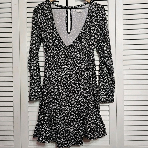 Hollister • Floral Wrap Dress - Picture 1 of 9